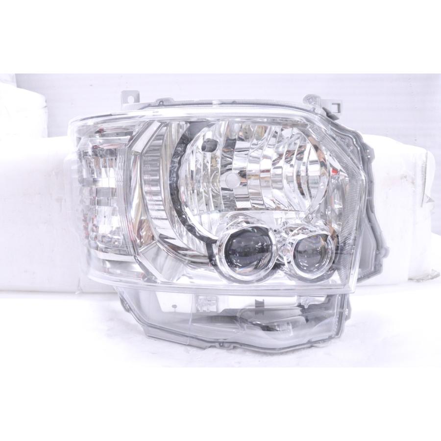美品ハイエース・ＬＥＤヘッドライト・ＫＯＩＴＯ２６－１３７　右側　№２９３ 39-2393☆美品☆4型~ LED 200系 ハイエース☆右ヘッドライト KOITO 26