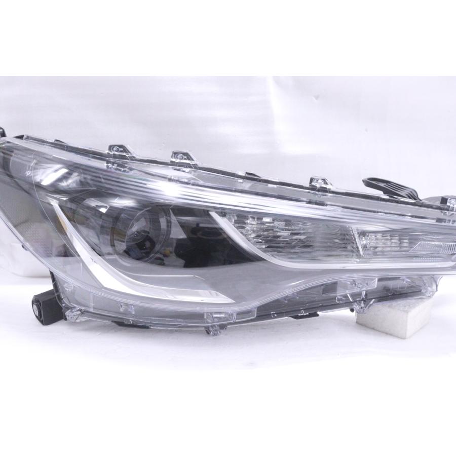 3X-1804☆【値下】美品☆LED ZSG10 カローラクロス☆右ヘッドライト