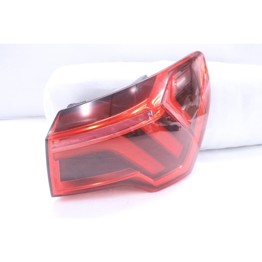 3X-1842☆美品☆LED F3 アウディQ3☆右テールライト 83A.945.092