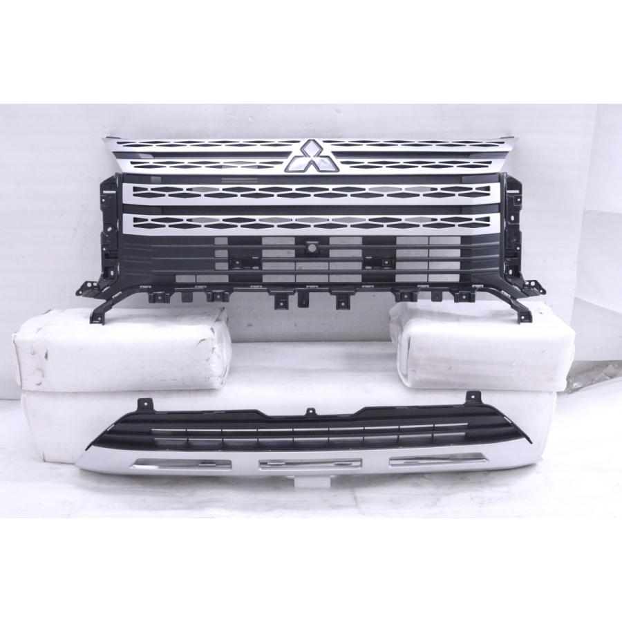 3Y-1501☆新車外し☆カメラ穴有☆後期 CV1W デリカD5 フロントグリル  