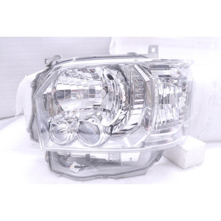 美品ハイエース・ＬＥＤヘッドライト・ＫＯＩＴＯ２６－１３７　右側　№２９３ 3Y-413☆4型~ LED 200系 ハイエース☆左ヘッドライト KOITO 26-137 打