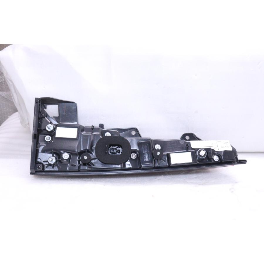 44-362☆未使用品☆LED MZRA90W ノア HV☆右テールライト 内側 KOITO