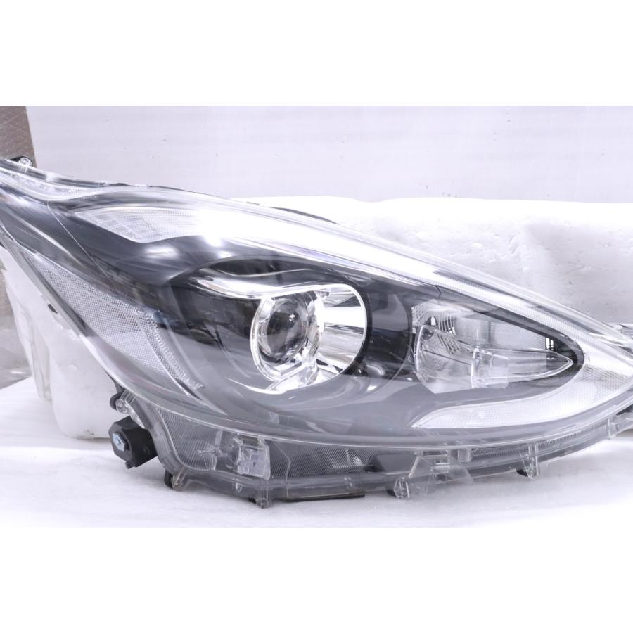 トヨタ　アクア後期LED右ヘッドライト 46-2059☆美品☆後期 LED NHP10 アクア☆右ヘッドライト KOITO 52-315