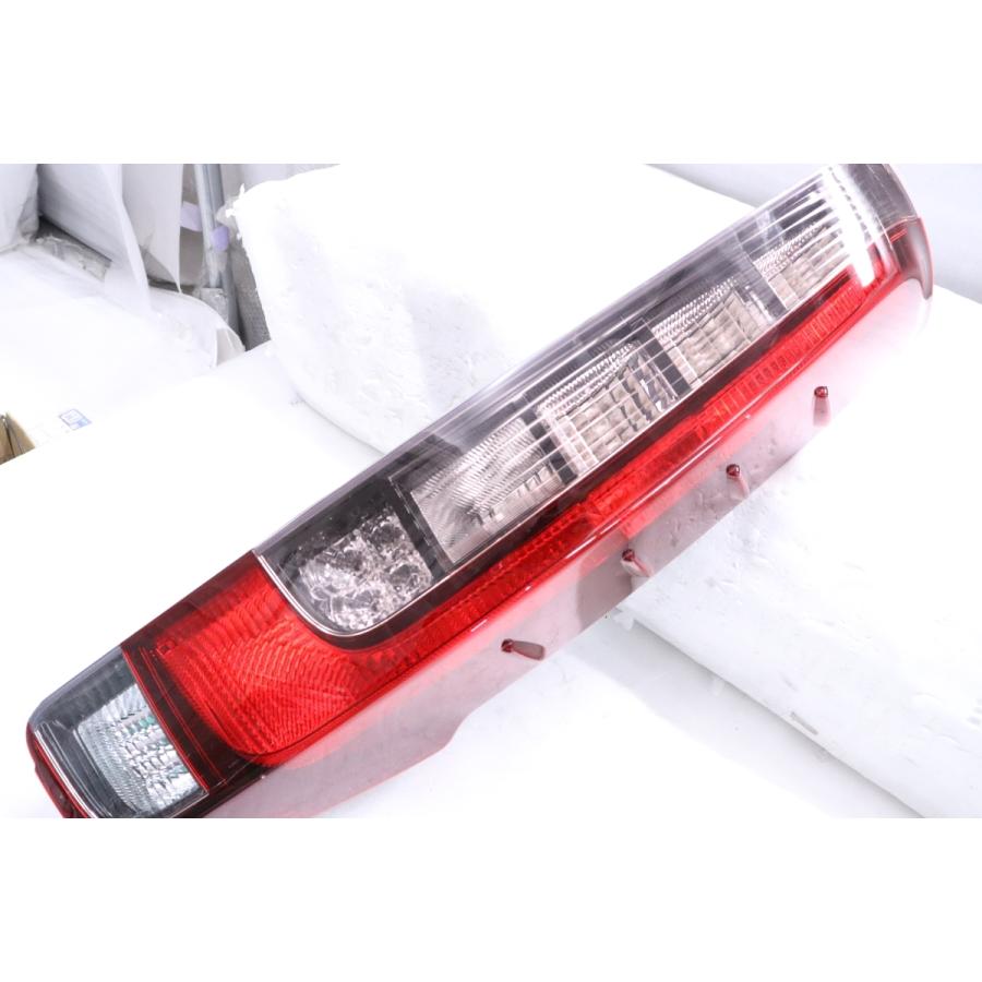 中古★前期 LED ZRR80W ノア★左右テールライトKOITO 28-231 中古☆前期 LED ZRR80W ノア☆左右テールライトKOITO 28-231