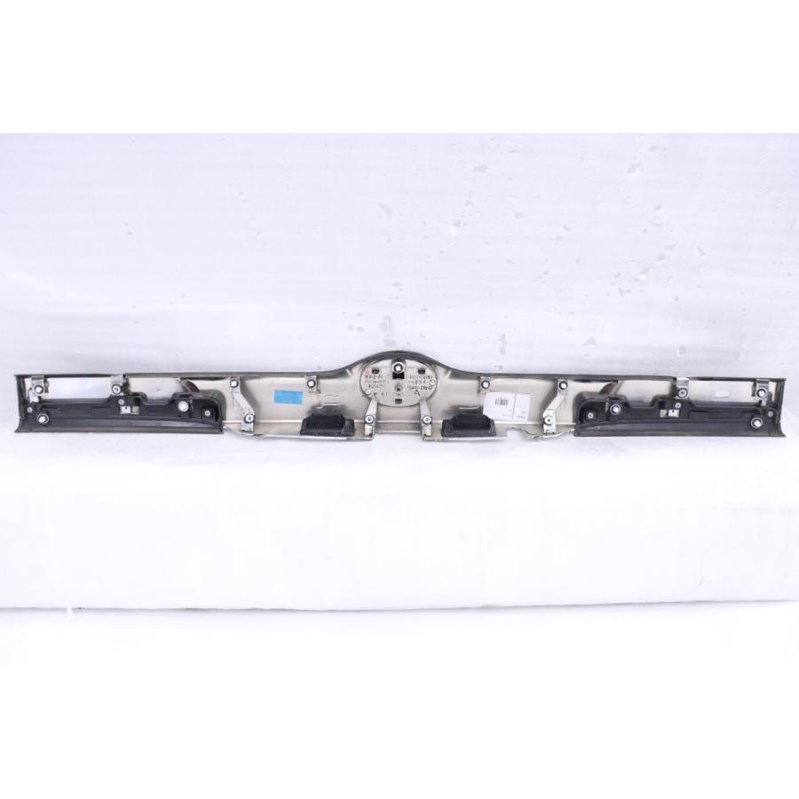 51-1536☆【値下】後期 ZRR80W ノア ハイブリッド リアガーニッシュ