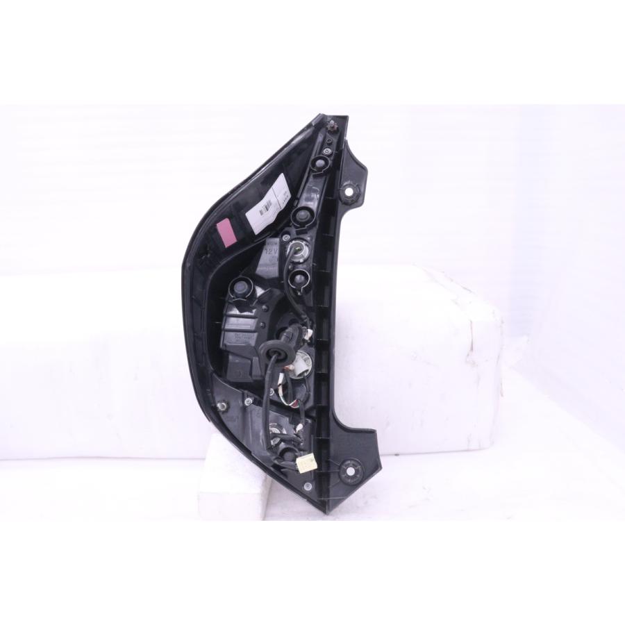 トヨタ　アクア　NHP10 右テール　STANLEY52-297 54-2663☆【値下】美品 中期 LED NHP10 アクア☆右テールライト