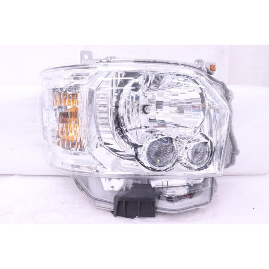 ハイエース　右ヘッドライト 61-38☆極上品☆4型~ LED 200系 ハイエース☆右ヘッドライト ミドル
