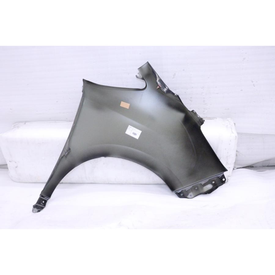 62-165☆値下 ZRR80G ZWR80G ノア エスクァイア HV 左フェンダー