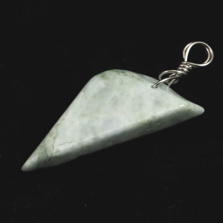 糸魚川翡翠 ヒスイ 白 青色 38mm フリーフォーム ペンダントトップ 6.4