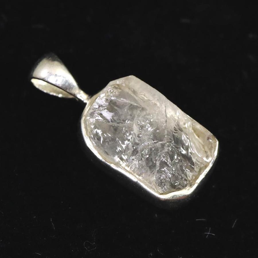 少し訳あり　ロシア産　フェナカイト原石　14kgf チャーム ロシア産 フェナカイト 12X8mm 原石 ペンダントトップ 1.1g 【榎本通商