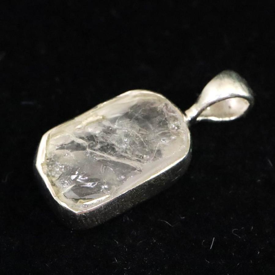 最終値下げ　ロシア産フェナカイト　ペンダントトップ ロシア産 フェナカイト 12X8mm 原石 ペンダントトップ 1.1g 【榎本通商