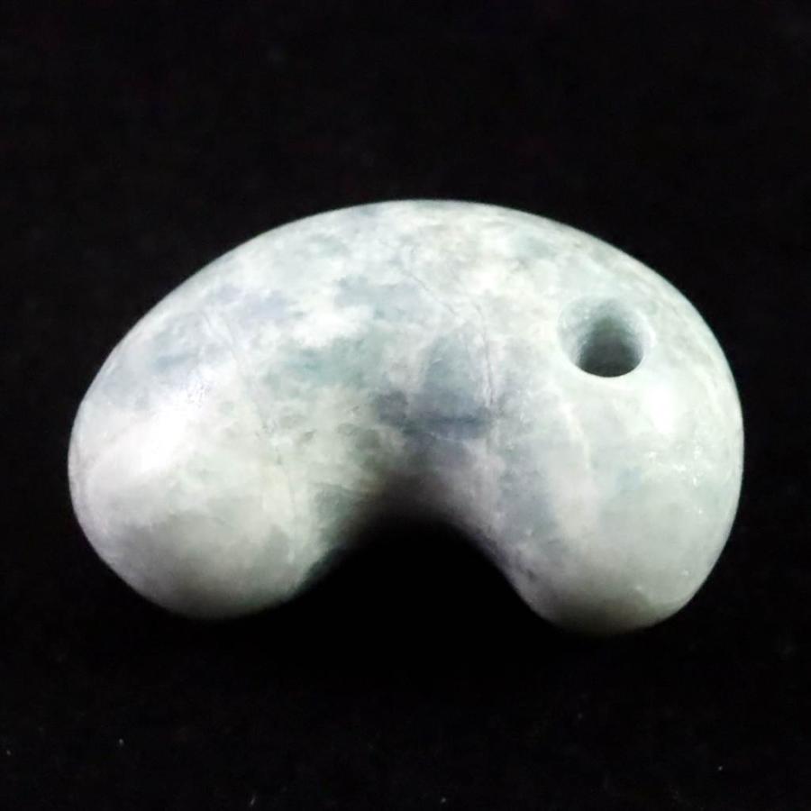 糸魚川翡翠  ヒスイ 小滝産 薄青 30mm勾玉 ディレクトリカード付 16.0g 【榎本通商54519】の画像