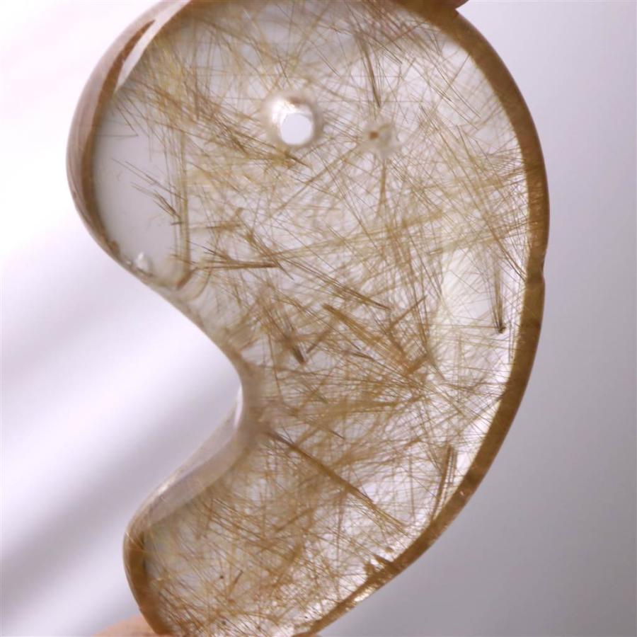 ヒマラヤ マニハール産 ゴールドルチル入り 水晶 34mm勾玉 10.7g