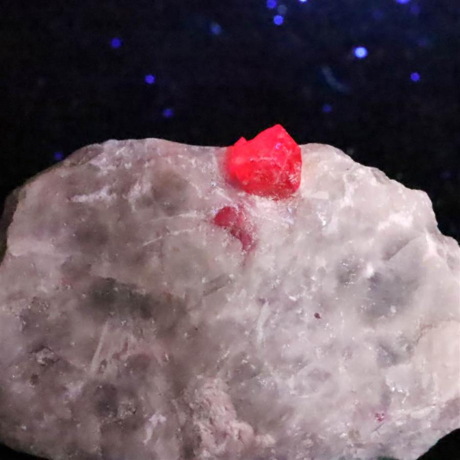 ルビー原石 パキスタン産 母岩付き 蛍光 87.6g 【榎本通商81211】