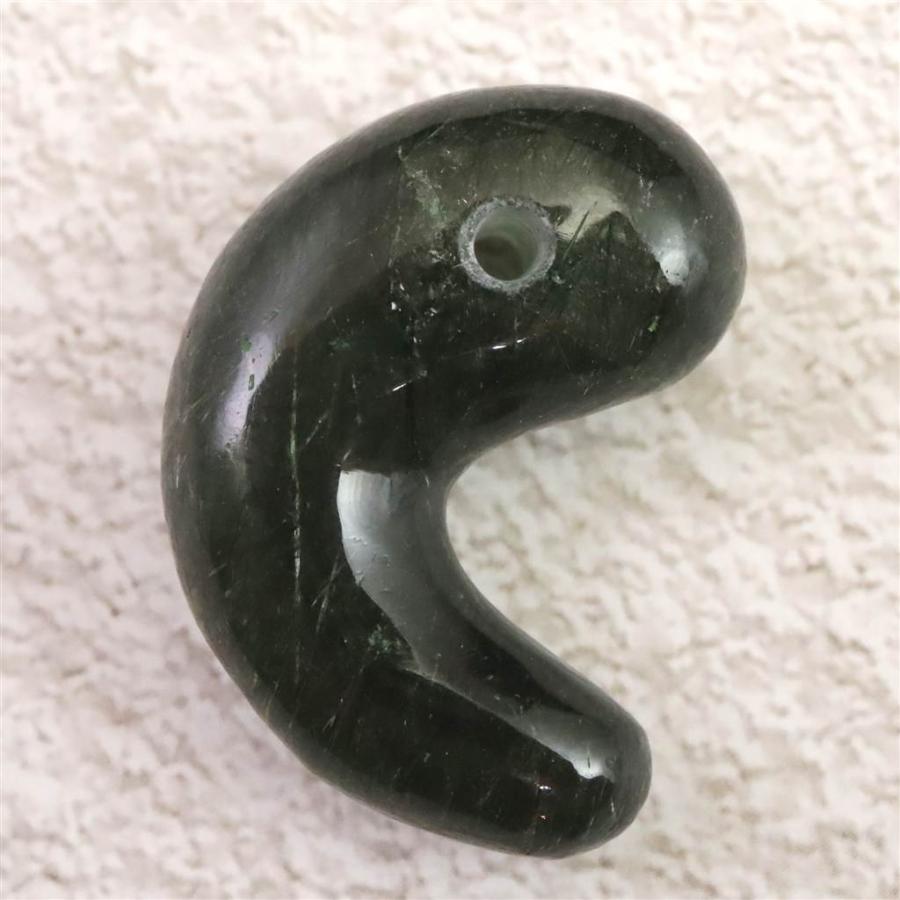 ヒマラヤ水晶 勾玉（角閃石入り）ガネッシュヒマール産 ガネッシュヒマール産 ヒマラヤ水晶 クローライト入り 勾玉 7.11g