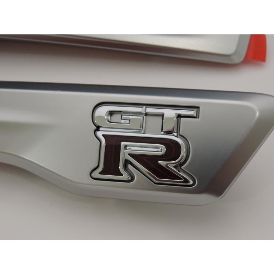 新品 日産純正 R35 GTR サイドエンブレム フロントフェンダー 正規国内ニッサン純正】 GT-R R35用 フェンダーサイドエンブレム 左右