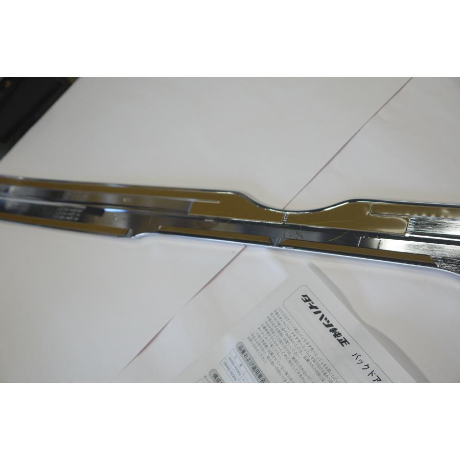 タントLA650s純正バックドアガーニッシュ タント ファンクロス バックドアガーニッシュ（ブラック