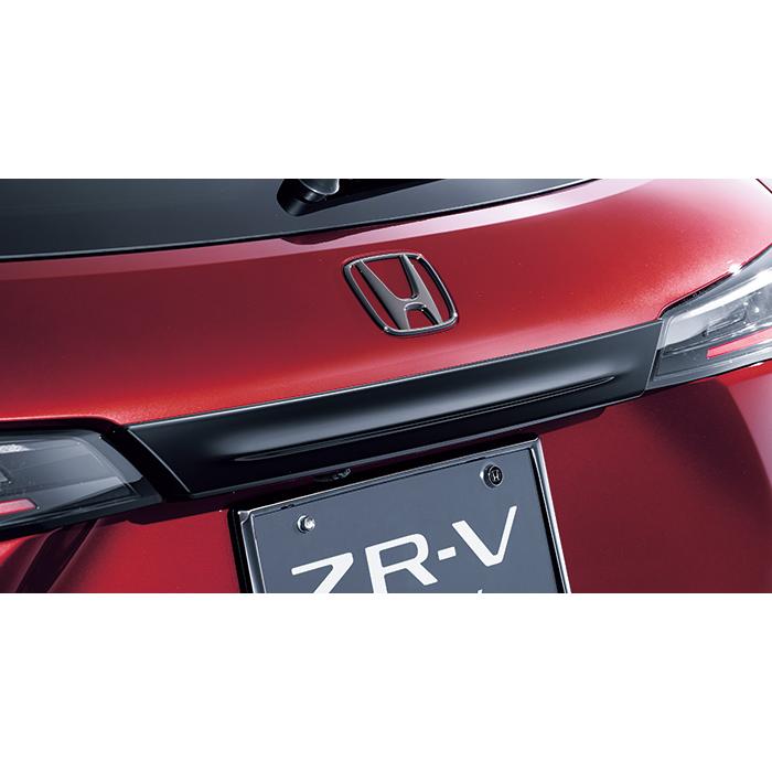 ホンダ ZR-V リヤライセンスガーニッシュ ブラックエンブレム付き ホンダ（HONDA） ZR-V RZ3,4,5,6系 純正: リアライセンスガーニッシュ