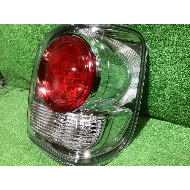 ムーヴキャンバス DBA-LA800S 右テールランプ ブラックアクセントVS  ※28/8~  20522R 81551-B2400の画像