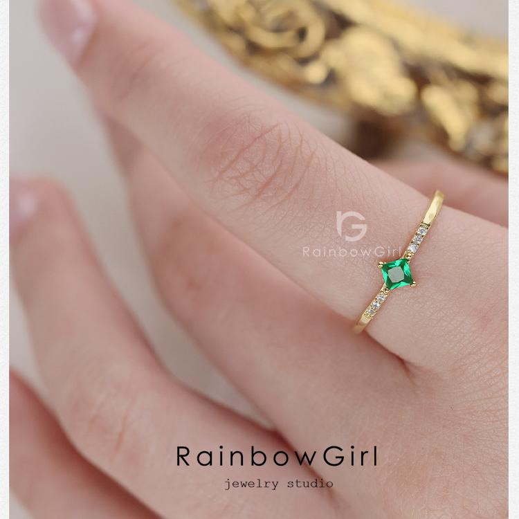 エメラルドの高貴な濃緑のかがやきが上品なデザインリング K10YG サイズ9号