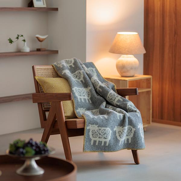 【正規取扱店】KLIPPAN ウールハーフブランケット ベングトのヒツジ  KP893124(90×130cm/グレー/イエローステッチ)【ベングト・リンドベリ】 i-33145 | KLIPPAN