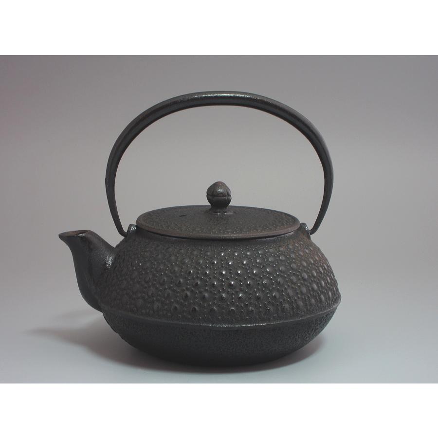 亀甲繋ぎ霰地紋 平丸鉄瓶 南部鉄器 岩鋳製（本体のみ） : 茶道具商 越