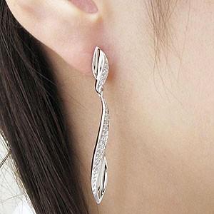 ピアス ゴールド 10k ダイヤモンド 揺れる ロング フェザー 羽 ひねり ウェーブ 10金 誕生日 プレゼント 父の日の画像
