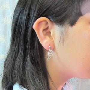 ピアス ゴールド 10k ダイヤモンド ツイスト ねじれ ループ 揺れる 10金 K10 誕生日 プレゼント 父の日の画像