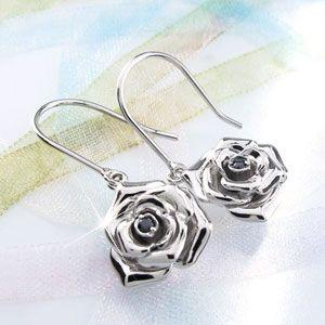 ブラックダイヤモンド ピアス レディース プラチナ 900 ローズ 薔薇 フラワー 花 一粒 揺れる 誕生日 プレゼント 父の日の画像