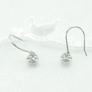 フックピアス ゴールド 18k ダイヤモンド フラワー ミステリーゆれる 18金 父の日の画像