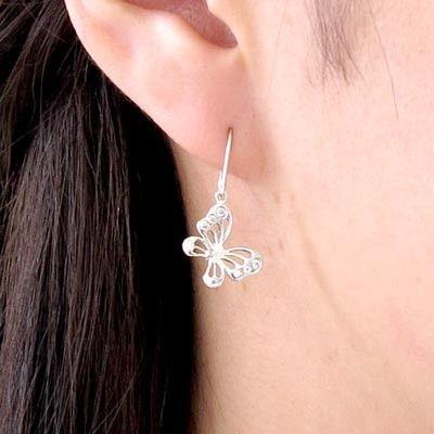 ダイヤモンド フックピアス ゴールド 18k 蝶 バタフライ揺れる 透かし 18金 誕生日 プレゼント 父の日の画像