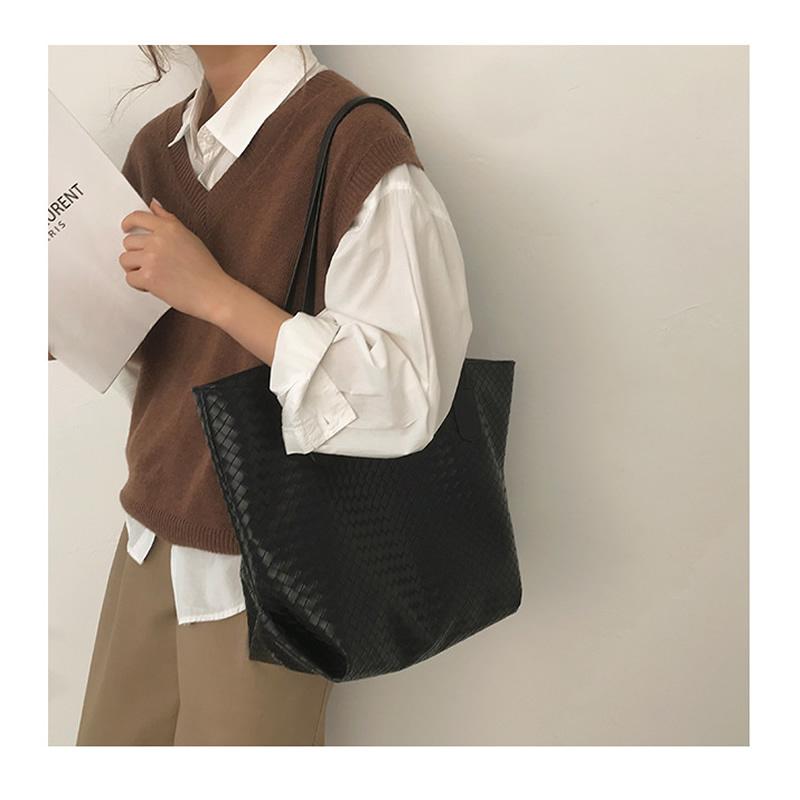 黒の編み込みトートバッグ 4708 ネコ柄エナメル手提げバッグ PLAIN WIND ブラック色 横29cm