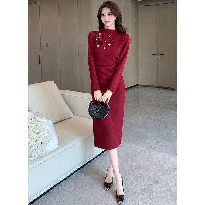 胸元ビジュー使い 膝下ミモレ丈 長袖スレンダーワンピース 黒 赤