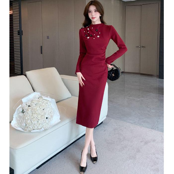 胸元ビジュー使い 膝下ミモレ丈 長袖スレンダーワンピース 黒 赤