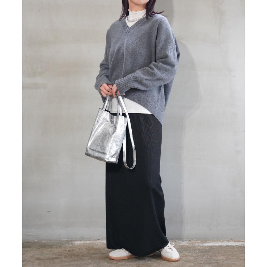 ニコルソン&ニコルソン Vネックニット AURA nicholson&nicholson 2025