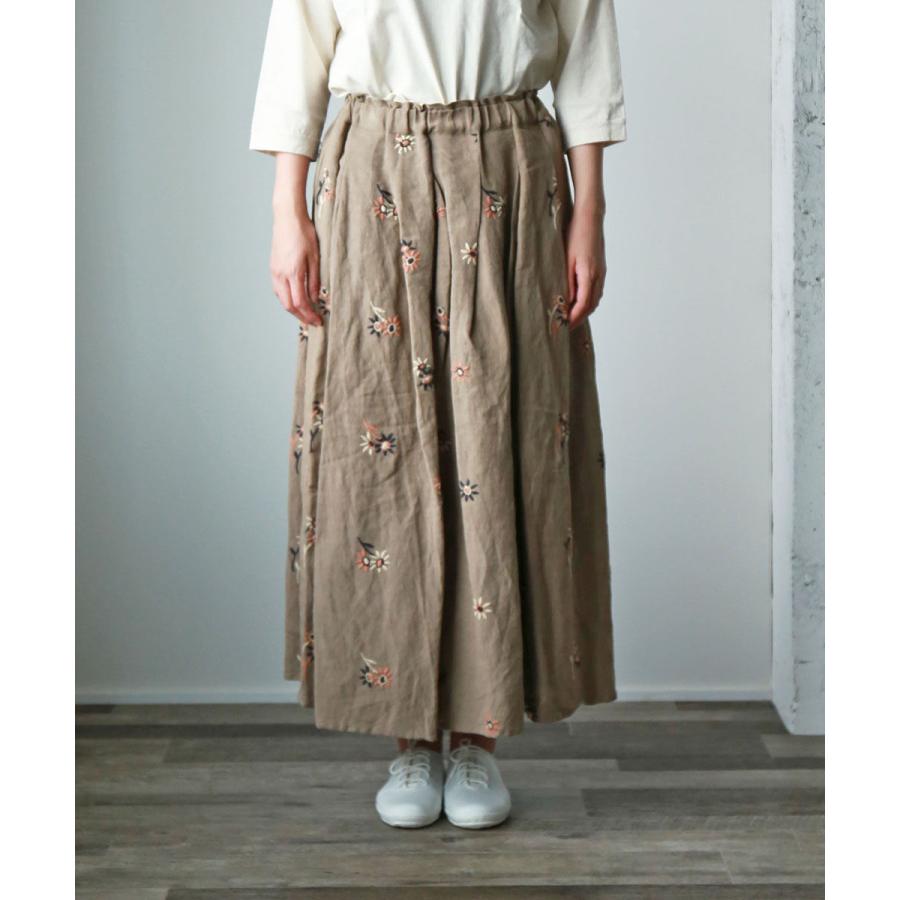 美品 ツムグ ビスコースリネン 切り替え ギャザー 花刺繍 シャツワンピース 黒 ツムグ ビスコースリネン フラワー刺繍スカート tumugu レディース
