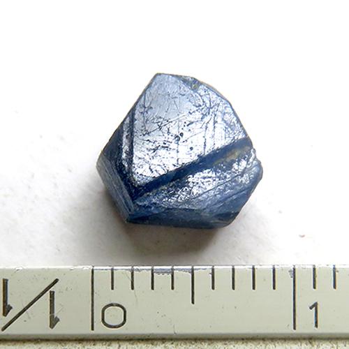 非加熱・一点物】深く静かな知性の夜 サファイア 結晶原石 3.9ct｜南