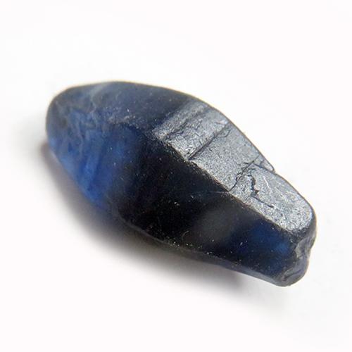 【非加熱・一点物】光が呼び覚ます至高の青 サファイア 結晶原石 8ct｜スリランカ・ラトナプラ産 ルース 天然石 9月誕生石の画像