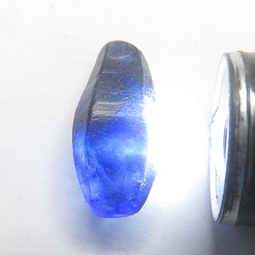 【非加熱・一点物】光が呼び覚ます至高の青 サファイア 結晶原石 8ct｜スリランカ・ラトナプラ産 ルース 天然石 9月誕生石の画像