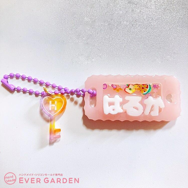 レジン キョロ三毛ちゃんのお花ひらひらワイヤーリングキーホルダー☺︎ くまちゃん付き》名入れ レジン キーホルダー キーリング ドライ