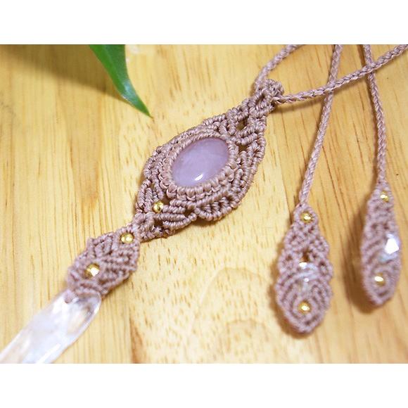 水晶ポイントとブラスチャームたちの天然石マクラメ編みネックレス ブラジル産 水晶ポイント原石（4月誕生石）マクラメ編み