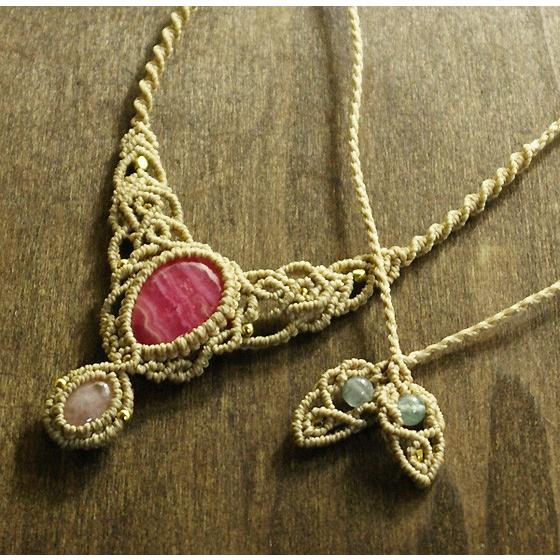 インカローズ・レインボームーンストーン・ガーネットのマクラメネックレス インカローズ・レインボームーンストーン・ガーネットのマクラメ