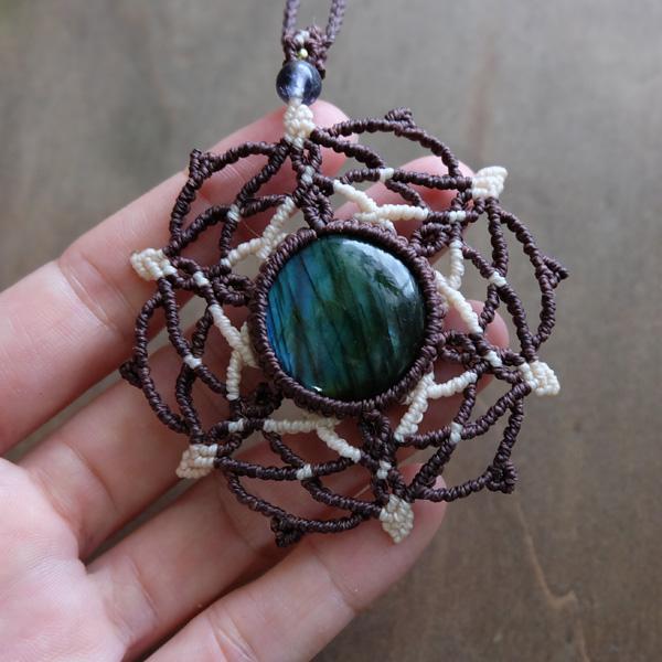 ラブラドライト マンダラ模様 六芒星 天然石マクラメ編みペンダント