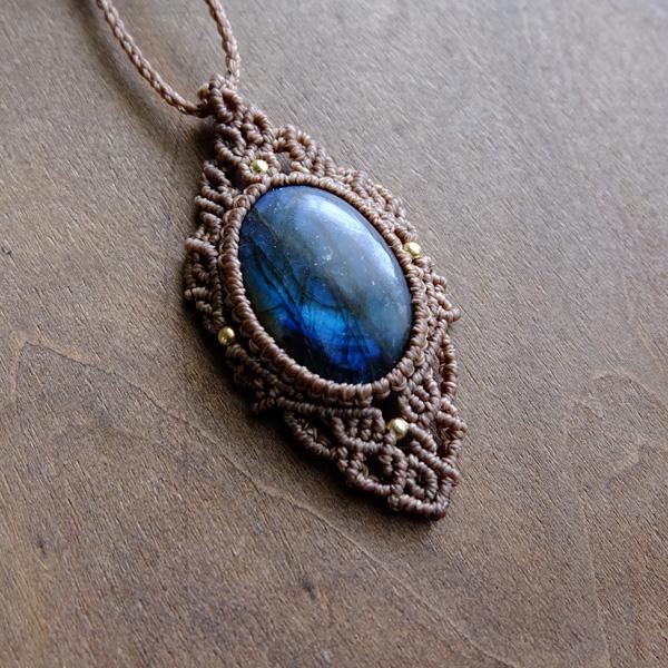 ラブラドライト（マダガスカル産）マクラメ編みペンダント
