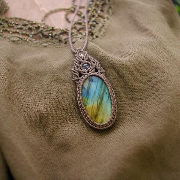 マルチカラーラブラドライト・アイオライト（9月誕生石）マクラメ