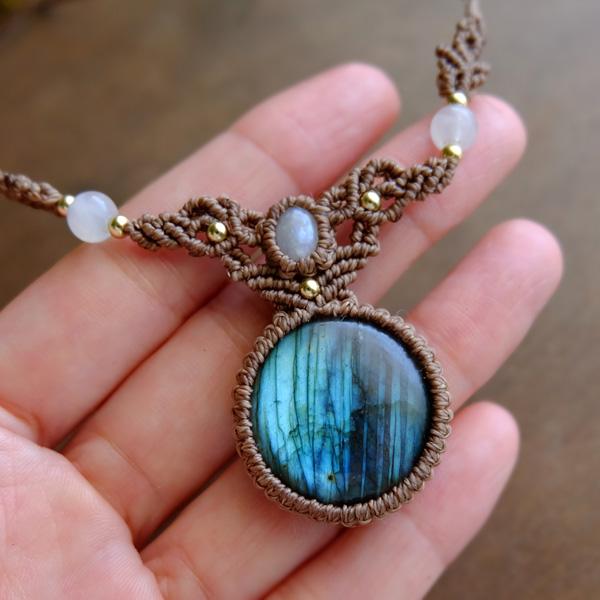 ラブラドライト・ムーンストーン（スリランカ産）のマクラメ編み