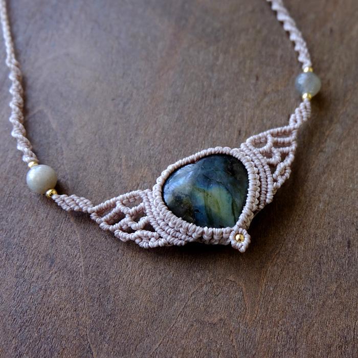 ハート形 ラブラドライト（マダガスカル産）天使の羽 マクラメ編みチョーカートネックレス　1点もの天然石マクラメアクセサリー プレゼントギフト 3083 |  | 02