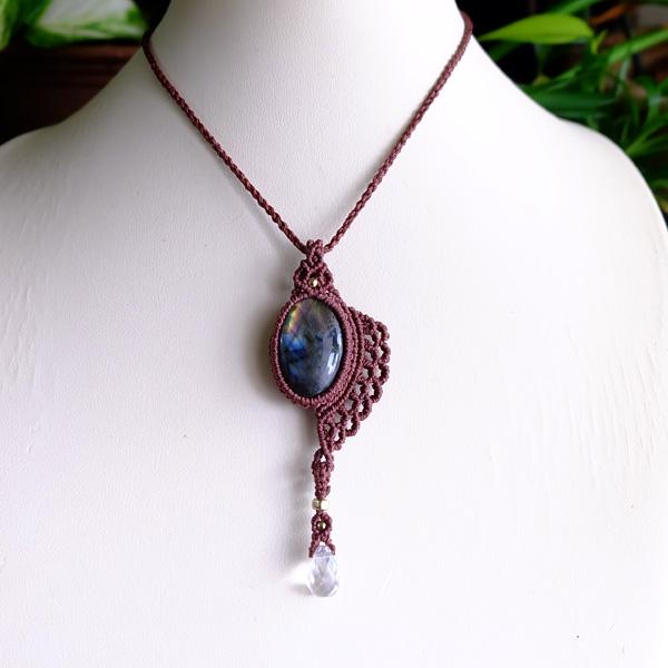ルビーと水晶のマクラメネックレス/ラブラドライトと水晶のマクラメネックレス 天使の羽 ラブラドライトとカット水晶 マクラメ編みペンダント