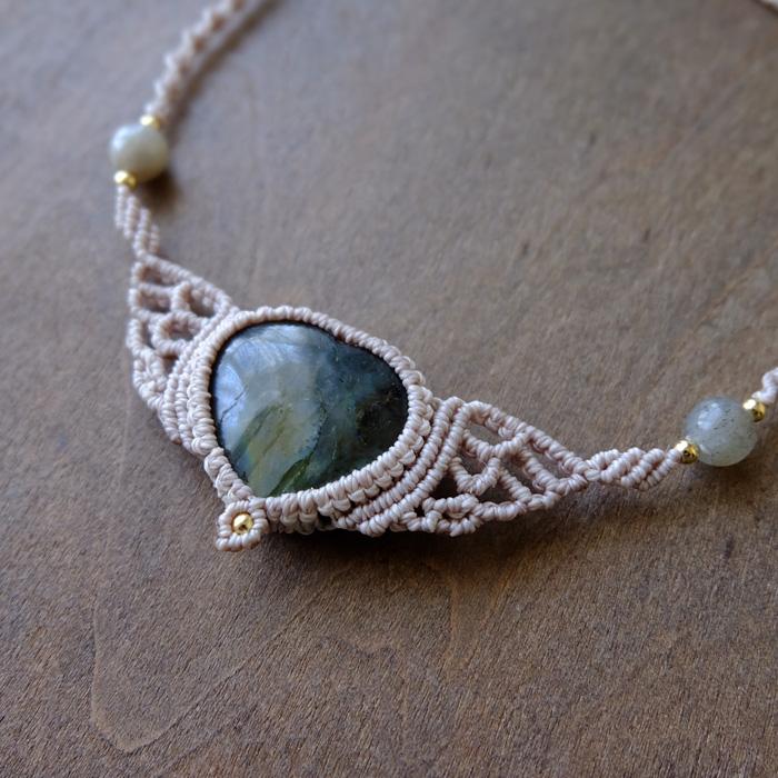 ハート形 ラブラドライト（マダガスカル産）天使の羽 マクラメ編みチョーカートネックレス　1点もの天然石マクラメアクセサリー プレゼントギフト 3083 |  | 03