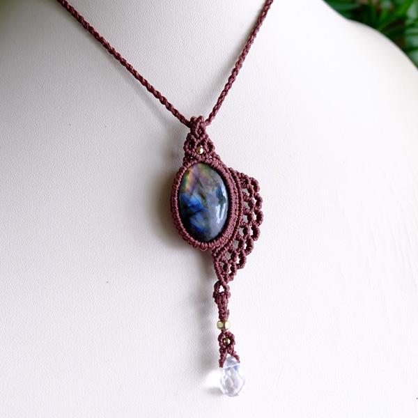 天使の羽 ラブラドライトとカット水晶 マクラメ編みペンダント